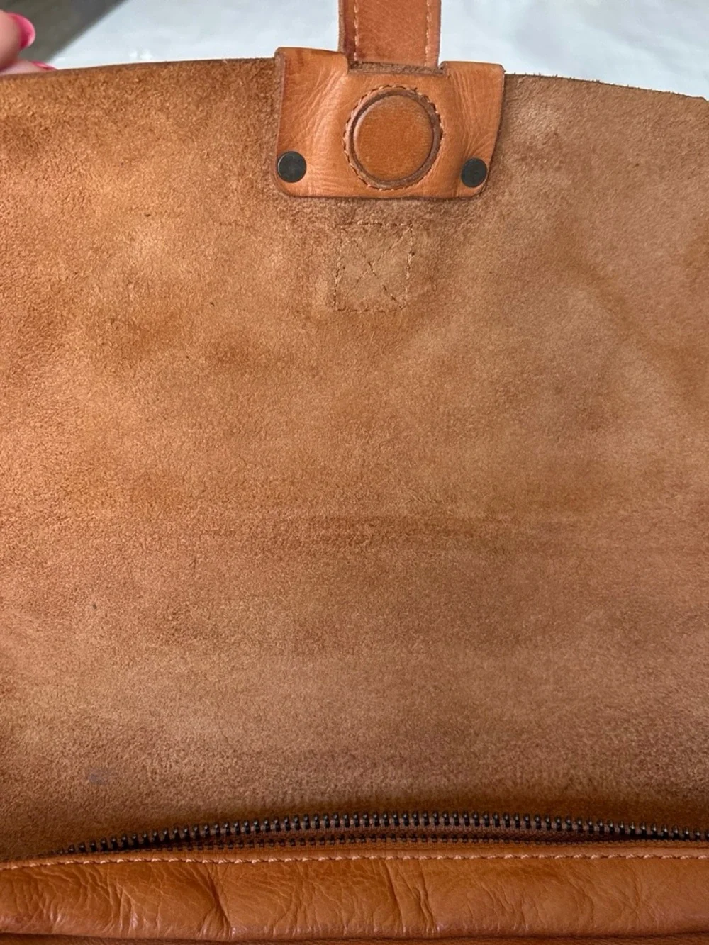 Classic Tan Leather Messenger Bag with Adjustable Strap